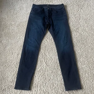 Neuw Jeans - Ett par mörka jeans från Neuw. Använda 1-2 gånger så i nyskick. Modellen är skinny/slim. Nypris ligger på 1499. Hör av dig vid minsta fråga eller fundering👋🏻