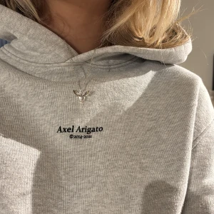 Axel arigato hoodie  - Jätte fint skick. Jag är 168, den sitter som en s på mig skulle jag säga!💘