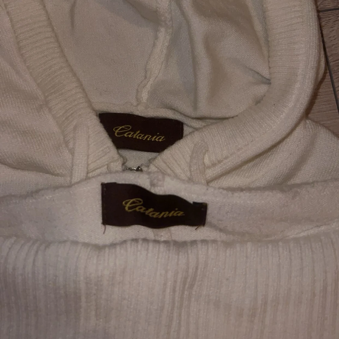 Vit ribbad hoodie och byxa från Catania. - 90