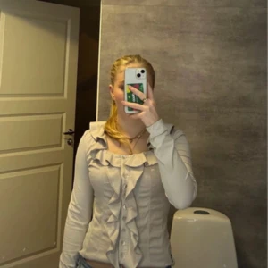 Långärmad topp  - Jätte fin ljus grå topp med dekoration volang typ, används inte så mycket längre! Skriv om mer frågor❤️