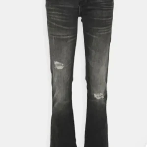 Svarta bootcut jeans - Snygga svarta bootcut jeans med slitningar på låren och knäna. Perfekta för en avslappnad look med en t-shirt eller en snygg blus. De har en klassisk femficksdesign och en bekväm passform. Perfekta för både vardag och fest!