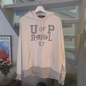 Ralph lauren hoodie  - Säljer nu denna extremt snygga Ralph lauren hoodien som är aldrig används. Storlek L men passar M-L