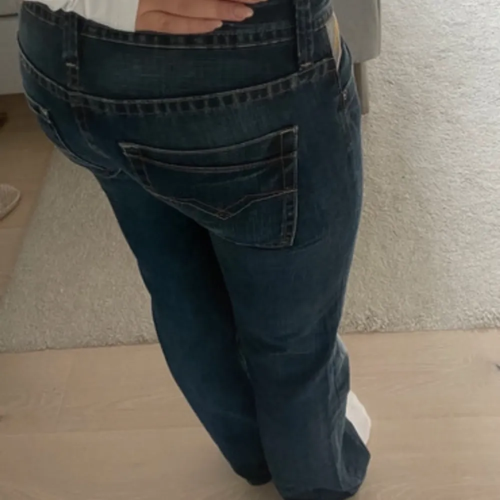 Ursnygga jeans från replay, midjebredd : 38cm inrebenslängd : 84cm. Fortfarande osäker om jag ska sälja så kom på med bud🩷( Bilder lånade från förra ägaren ). Jeans & Byxor.