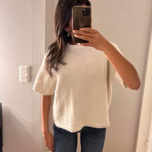 Vit stickad tröja - Säljer en stilren creme vit stickad tröja med korta ärmar från Gina i storlek S ❤️