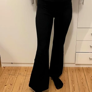 Svarta bootcut byxor - Säljer ett par svarta bootcut byxor i mycket bra skick. De är högmidjade och har en tight passform upptill som övergår i en utsvängd stil vid benen. Perfekta för både vardag och fest! 🖤byxorna har storlek M men jag upplever att dom passar S-XS mer