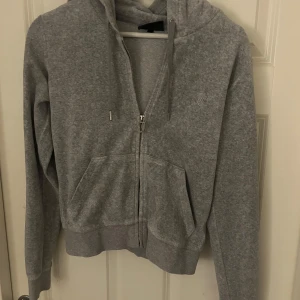 Grå hoodie från Juicy Couture - Säljer en snygg och bekväm grå hoodie från Juicy Couture. Den enda defekten är att dragkedjan inte funkar så bra, därav priset. det kan va lite mäckigt att få stängt den, kanske funkar att smörja in den med olja eller något, inte Tästat. 💕