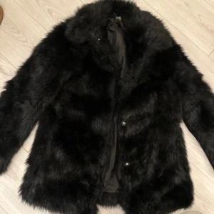 Svart pälsjacka från H&M - Säljer en  fluffig svart pälsjacka från H&M i storlek S. Perfekt för att hålla sig varm under kalla dagar. Den är i mycket bra skick