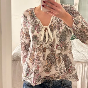 Odd Molly blus - Jättefin blus från Odd Molly, använd fåtal gånger och har inga defekter!✨ Perfekt till vardags men även lite finare tillfällen🌺