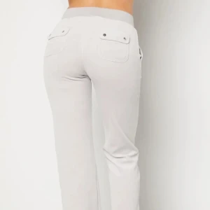 Vita Juicy Couture - Säljer ett par bekväma vita mjukisbyxor från Juicy Couture. Byxorna har en loose passform med snörning i midjan och praktiska fickor. Perfekta för en avslappnad stil. Dom är inte jätte vita längre o har blivit lite gråa i nyansen men är fortfarande super fina. Jag säljer dom då dom är för korta för mig som är 170cm lång.  Den har fläckar längst ner som man ser på bilderna och är därför billig. Skriv för fler frågor. Men är fina ändå o inget man lägger märket till. Pris går att diskutera!