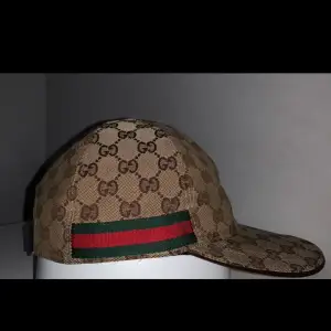 En beige gucci keps storlek (58 M) kepsen är äkta ”serie nummret är beviset!! ” använd 1 och halvt år, Tar inte på mig den längre så väljer att sälja den boxen finns!