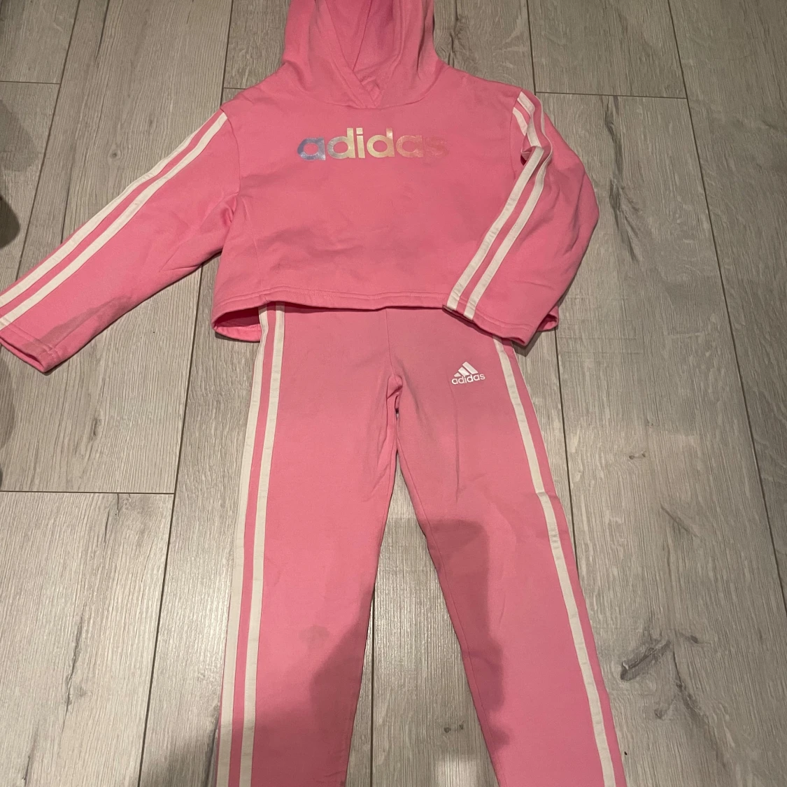 Rosa hoodie och byxor från Adidas