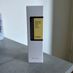 COSRX Advanced Snail 96 Mucin Power Essence - Säljer en oöppnad flaska av COSRX Advanced Snail 96 Mucin Power Essence. Den innehåller 100 ml och är perfekt för att återfukta. 