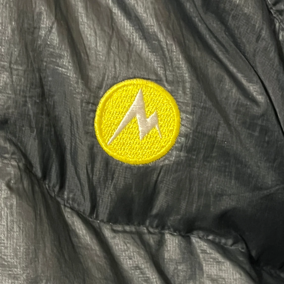 Varm svart och gul dunjacka från Marmot - 92