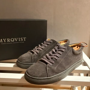 Grå mockasneakers från Myrqvist - Säljer ett par snygga grå Myrqvist skor. Det är använda men i bra skick. Nypris 1900, mitt pris 600!