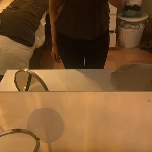 Kostym byxor - Säljer ett par lågmidjade kostym byxor som är utsvängda. Jätte fina och raltivt varma. Passar bra i längd 