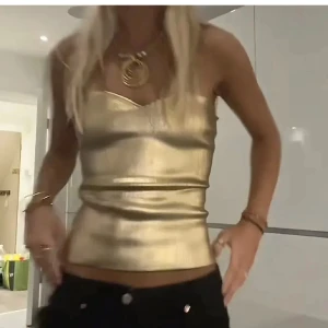 Guldig tube topp  - As snygg topp från zara i storlek S✨ bra skick och knappt använd, kolla gärna in mina andra annonser 