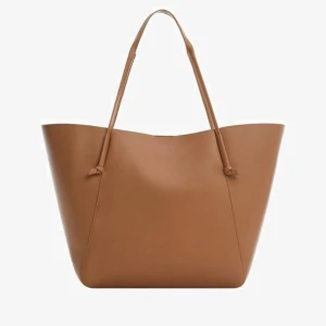 Populär mango väska - Säljer denna väskan från mango som blivit viral på tiktok, den ska likna Polene väskan🤍 säljs inte längre på hemsidan, fint skick