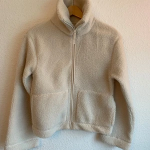 Ny pilejacka teddyjacka i XS från H&M - Ny med tags.  Färg: ljusbeige / naturvit Storlek: XS Passformen är i en normal avslappnad form.  Märke: HM Pile Teddy