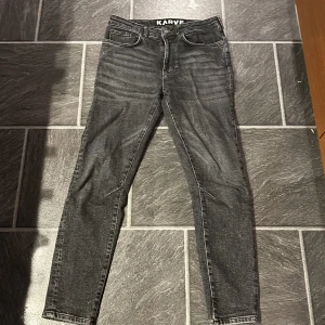 Grå jeans från Karve - Grå jeans från Karve i bra skick. De har en slim passform.