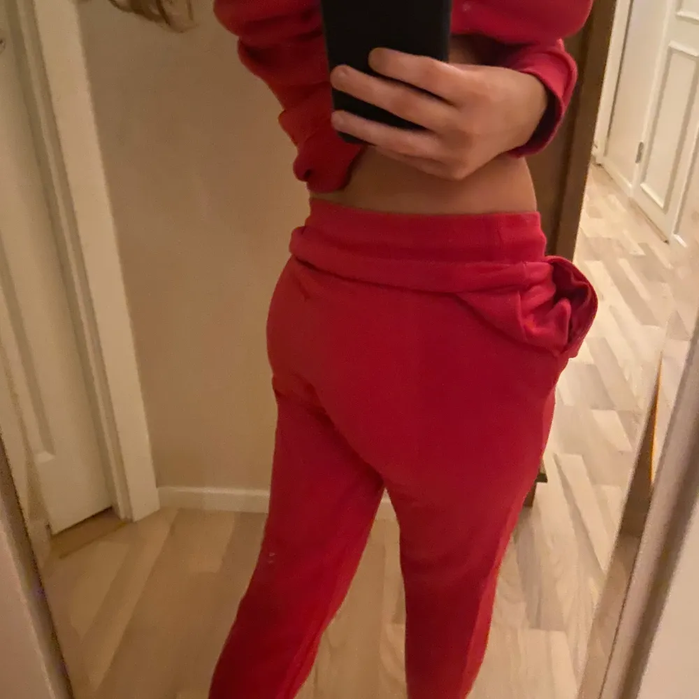 Ny pris ca 1200, mysigt gant set i storlek XS, helt i nyskick, har ägt det ganska länge men det har nästan aldrig kommit till användning då hoodien sitter lite för tajt på mig och då byxorna inte sitter i den passformen som jag gillar. Utöver det så tycker jag att setet är väldigt mysigt och stilrent. 🌟🌟säljer båda två för 500 kr, men om du är intresserad av bara byxorna eller bara tröjan så säljer jag de för 300 kr st. 🥰. Hupparit & Collegepaidat.