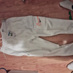 Nike byxor - Rensar garderoben helt oanvänd prislapp kvar nypris 750kr mitt pris 200kr hör av er vid minsta fundering 😊