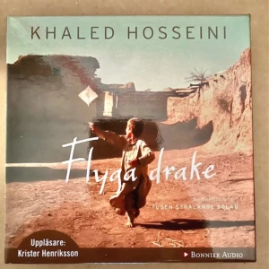 Flyga drake - Ljudboksversion av Khaled Hosseinis gripande roman 'Flyga drake', uppläst av Krister Henriksson. Boken handlar om vänskap, svek och lojalitet i ett fredligt Afghanistan som förändras av krig. Perfekt för dig som älskar starka berättelser om relationer och livsöden.