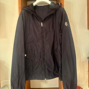 Moncler ”Grimperius” vindjacka. Storlek 2. Skick väldigt fint, pris 3599kr.