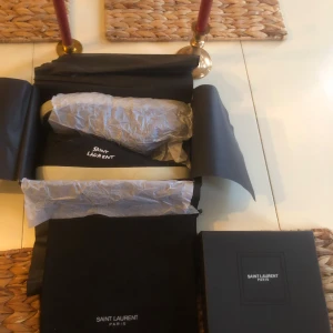 Svarta sneakers från Saint Laurent - Snygga svarta sneakers från Saint Laurent med vit sula och märkets logga i vitt på sidan. Skorna har klassisk snörning och kommer i originalförpackning.dom är 44 men sitter som 43 