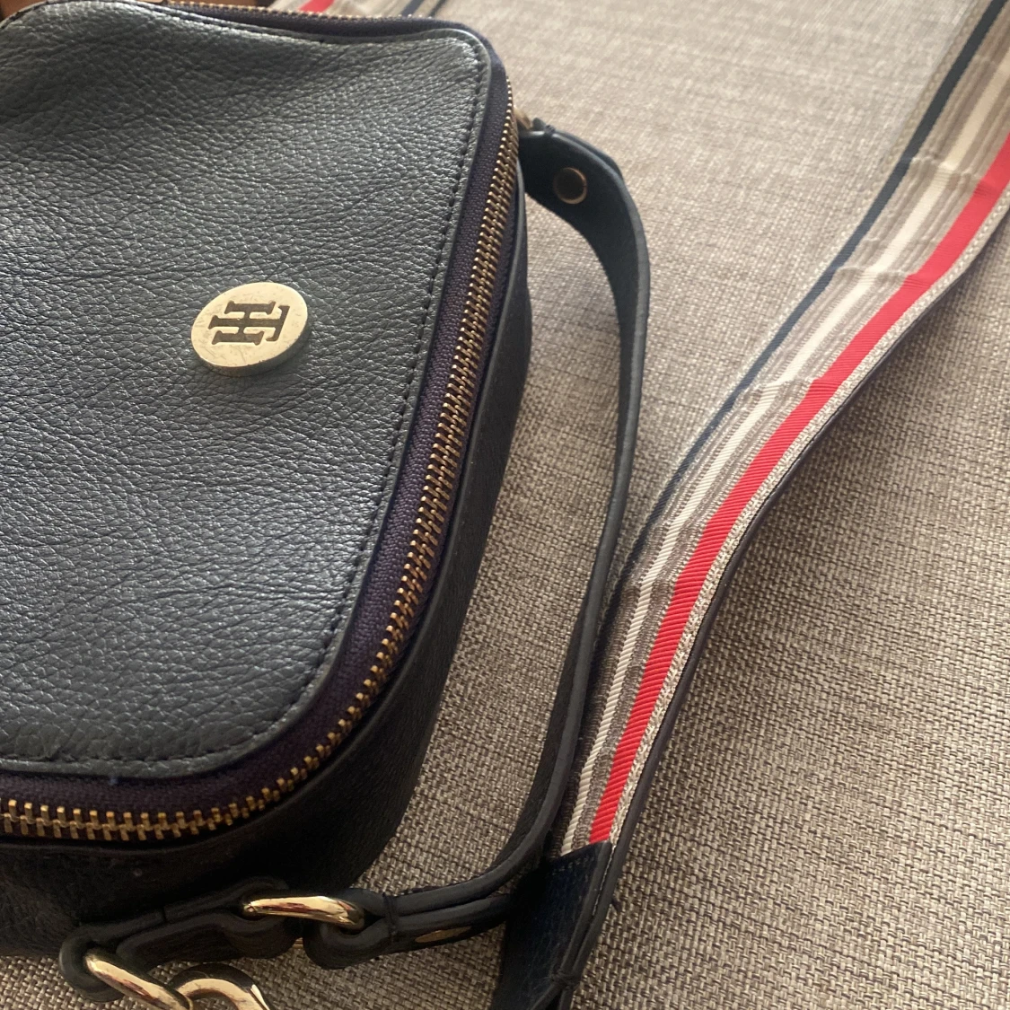 Mörk blå axelväska från Tommy Hilfiger - 90