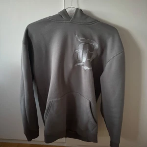 Demont ”D hoodie” - Säljer denna tröjan från Demont som är slutsåld i alla storlekar i färgen ”Charcoal grey”, tröjan är i storlek XS men sitter som en S vilket även Demont rekommenderar då de är stora i storleken. Inköpt för 1 vecka sen på deras hemsida och den är enbart testad 1 gång. Kvitto finns på mail kan lösa printscreen, har även kvar original påsen som syns på bild 2, hör av er vid frågor eller intresse! Hjalmar