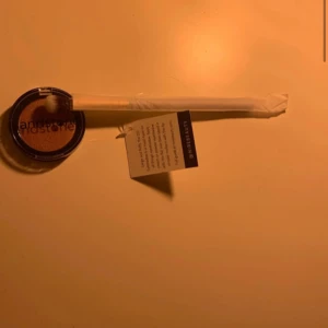 Ögonskugga 622 Rusty från Sandstone + Borste - Dubbelstorlek ögonskugga i nyansen 622 Rusty från Sandstone. Perfekt för att skapa en varm och intensiv look. Tillverkad i EU med ingredienser som talc och mica.