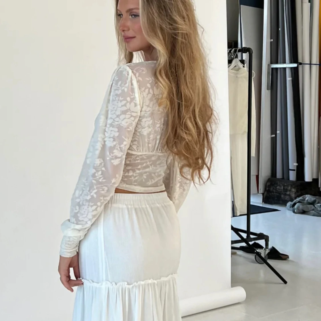 Vit spetsblus med volangdetaljer - 90