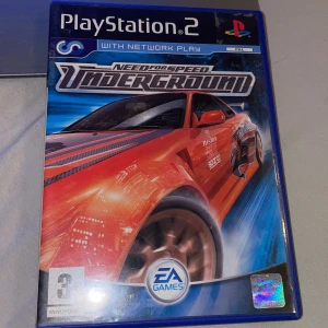 Need for Speed: Underground för PlayStation 2 - Säljer ett exemplar av Need for Speed: Underground till PlayStation 2. Spelet erbjuder spännande streetracing med bilar från märken som Honda, Nissan och Toyota. Lås upp massor av tillbehör som spoilers och turbo. Perfekt för dig som älskar fart och action!