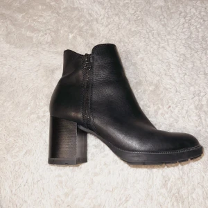 Svarta boots från Tamaris - Snygga svarta boots från Tamaris i skinn med dragkedja på sidan. De har en stabil klack som ger lite extra höjd utan att kompromissa med komforten. Perfekta för både vardag och fest! 🖤