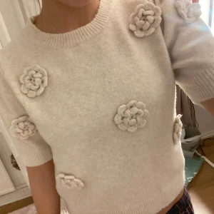 Stickad tröja med blommor på🫶🏼 - Säljer den här stickade tröjan med blommor i den mjukaste materialen💘 