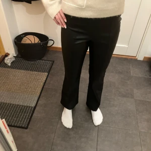 bootcut skinn byxor - säljer detta skinnbyxor från Gina, bootcut och är mid waist/highwaist i midjan💞 säljer eftersom de inte passar mig längre 