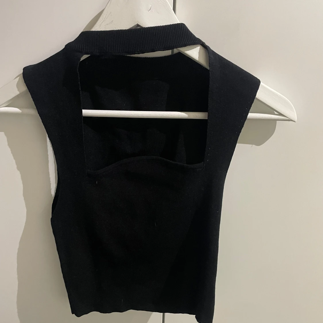 Svart ärmlös topp med öppen rygg