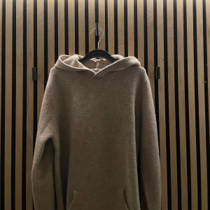 Rexstilo ”luxury hoodie” merinoull - Hej, säljer nu min skit feta 100% merinoull hoodie från rexstilo, tröjan är aldrig använd då den var alldeles för stor för mig och eftersom jag inte fick tag på företaget om en retur säljer jag den här, bara höra av er vid frågor eller funderingar🤩