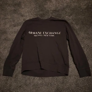Svart tröja från Armani Exchange - Snygg tröja från Armani exchange. Normal passform