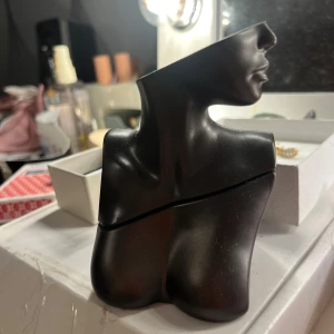 Eilish No.2 Eau de Parfum - Säljer en sensuell och magnetisk parfym från Billie Eilish. Flaskan är formad som en stilren, svart byst och doften har noter av bergamott, peppar och palo santo. Perfekt för att utforska din djärva och förföriska sida. En fräsch öppning med italiensk bergamott och äppelblomma, följt av en träig kryddighet med papyrus och svartpeppar. 50ml och endast testad så allt kvar ungefär😊