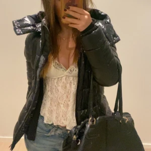 Save the duck jacka - Säljer en jättesnygg svart pufferjacka i glansigt material från save the duck. Använd få gånger förra vintern, säljer då den inte kommer till användning längre☺️ Är i ett väldigt bra skick. Köpt för 3600kr, Passar xs/s💕Skriv privat för fler bilder!