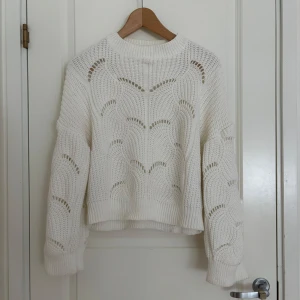 Ginatricot tröja - Detta är en vit tröja med stickat mönster av märket Ginatricot. Jag har tyvärr vuxit ur den så därför säljer jag den. Tröjan är gjord i ett mjukt och skönt material. Den är i gott skick utan några defekter.
