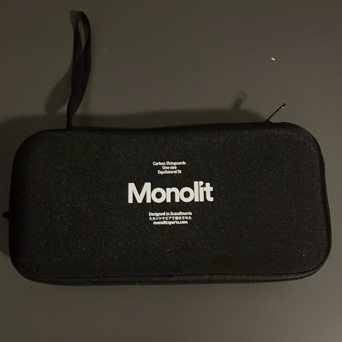 Svart Monolit benskydd - 91