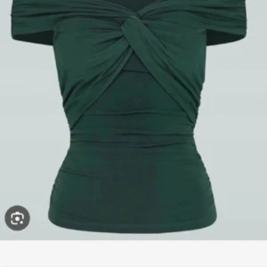 Mörkgrön offshoulder topp - Snygg mörkgrön offshoulder topp med en twistad detalj framtill. Perfekt för fest!!🩷🩷