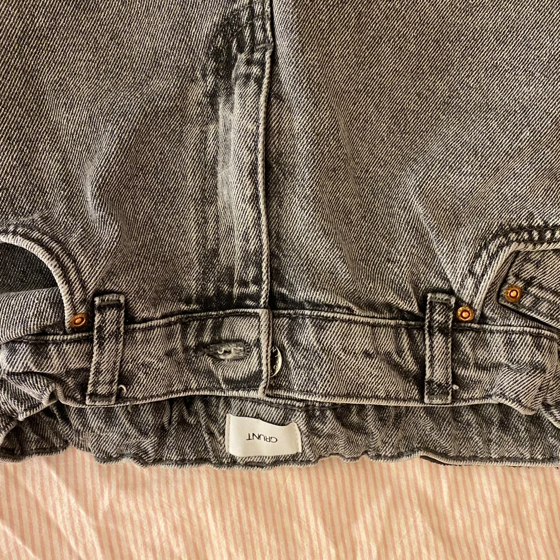 Grå jeansshorts från GRUNT  - 90