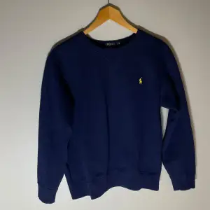 Hej, säljer en mörkblå Polo Ralph Lauren tröja i storlek L. Tröjan har en gul klassisk broderad logga på bröstet. Skick 8/10. Skriv vid mista fundering.MVH Jack von grisch