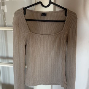 Beige ribbad tröja från Gina Tricot - Fin tröja som inte kommer till användning 