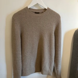 Beige stickad tröja från Stenströms - Beige stickad tröja från stenströms, Nypris 3300, Bra skick lite nopprig på ärmarna. Sitter rätt slimmad medium så passar S lika bra. Pris 1000
