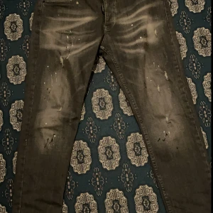 Dsquared  - Säljer min dsquared jeans eftersom den är lite för stor på mig. Storleken är 34. Priset kan kanske diskuteras beror på hur mkt.