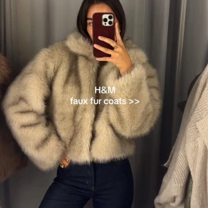 Beige pälsjacka från H&M - Säljer en snygg beige faux fur jacka från H&M. Jackan har en fluffig och lyxig look med långa ärmar och en croppad passform. Perfekt för att hålla sig varm och stilren under kyliga dagar.